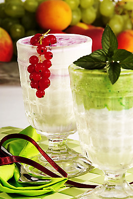 포토 JPG 해외이미지 과일 유제품 건강 사람없음 빨간색 초록색 숟가락 직물 맛 먹기 건포도 해외202004 해외포토 컬러 컨셉 모션 포도 수저 건과일 파일형식 이미지허브