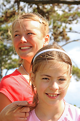 포토 JPG 해외이미지 여자 행복 얼굴 어린이 미소 소녀 야외 두명 여름 봄 기쁨 자유 만족 해외202004 해외포토 계절 감정 컨셉 표정 사람 신체부위 파일형식 이미지허브