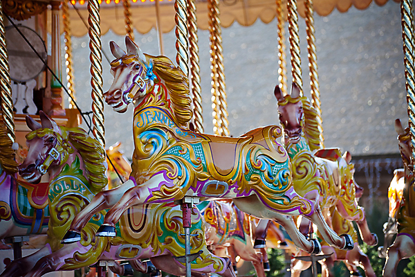 포토 JPG 해외이미지 조각 놀이 사람없음 목재 컬러풀 축제 기쁨 오르간 승차 봉 회전목마 수공예 굴레 해외202004 해외포토 나무 감정 컬러 재료 모션 건반악기 놀이기구 공예 파일형식 이미지허브