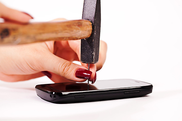 포토 JPG 해외이미지 손 컨셉 통신 모바일 사람없음 목재 스마트폰 금속 스크린 모니터 검은색 장비 흰색 공구 못 망치 전화기 슛 충격 스파이크 격파 고립 깨짐 때리기 스트라이크 옛날 해외202004 해외포토 나무 컬러 재료 모션 재질 신체부위 핸드폰 스마트기기 컴퓨터 도구 파일형식 이미지허브