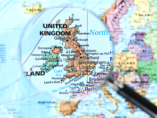 포토 JPG 해외이미지 여행 세계지도 지도 돋보기 영국 잉글랜드 사람없음 세로 관광지 하이앵글 한개 탐험 도시 확대 카피스페이스 해외202004 해외포토 1 유럽 뷰포인트 세계 공백 파일형식 이미지허브