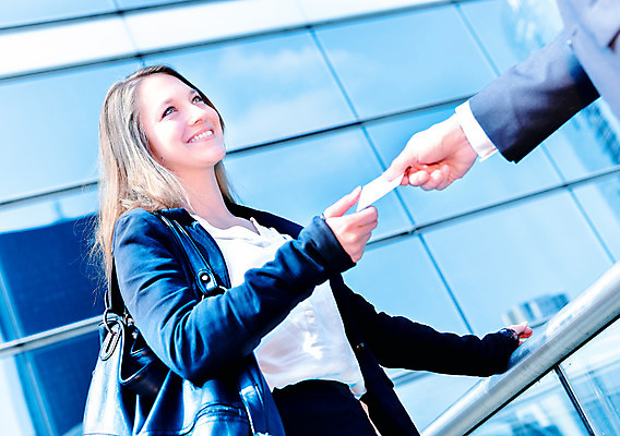 포토 JPG 해외이미지 직업 손 여자 비즈니스 사업가 명함 사람 정장 야외 두명 가로 사무실 펜 믿음 인사 잡기 비즈니스맨 비즈니스우먼 자신감 신용카드 종업원 주기 경영자 면접 방문 경영 콜라보레이션 해외202004 해외포토 옷 남자 감정 모션 신체부위 금융 필기구 예절 직장인 리더 파일형식 이미지허브