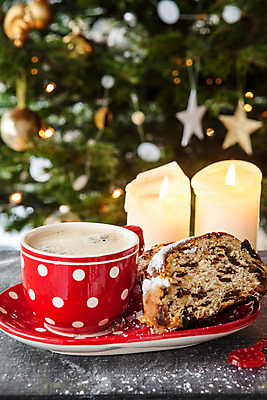 포토 JPG 해외이미지 접시 커피 음료 크리스마스 겨울 촛불 디저트 전등 사람없음 컵 빨간색 세로 크리스마스트리 케이크 머그컵 대접 신선 뜨거움 달콤 굽기 레시피 카푸치노 에스프레소 건포도 노엘 따뜻한음료 슈가파우더 해외202004 해외포토 식기 계절 기념일 음식 컬러 초 포도 조명 맛 구이 건과일 파일형식 이미지허브