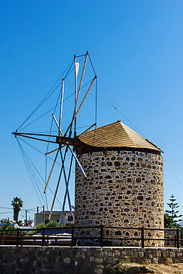 포토 JPG 해외이미지 전통 여행 건축양식 하늘 바람 사람없음 야외 파란색 힘 풍차 에너지 역사 지중해 그리스 방앗간 옛날 해외202004 해외포토 자연요소 건축 유럽 바다 컬러 날씨 파일형식 이미지허브