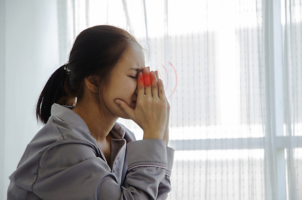 포토 JPG 해외이미지 라이프스타일 손 여자 얼굴 창문 아침 휴식 스트레스 주택 실내 건강 한명 앉기 햇빛 일출 스트레칭 방 고통 흰색 잠 뜨거움 결과 척추 두통 팔 발목 알레르기 복근 불면증 편두통 해외202004 해외포토 주간 1 감정 컬러 컨셉 모션 발 근육 뼈 사람 내부 건물 생활 신체부위 운동 태양 노을 질병 파일형식 이미지허브