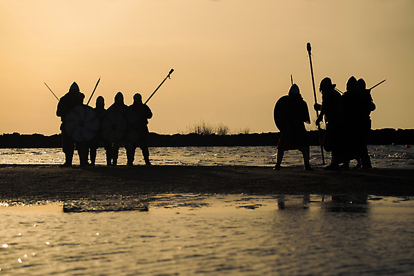 포토 JPG 해외이미지 옷 남자 유럽 창 무기 바다 밭 사람 여러명 축제 중세 역사 칼 헬멧 싸움 러시아 과거 도끼 공상 방패 병정 전사 갑옷 전쟁터 러시아인 바이킹 철강 해외202004 해외포토 서양인 나라 다수 컨셉 농업 모션 보호장비 전쟁 파일형식 이미지허브