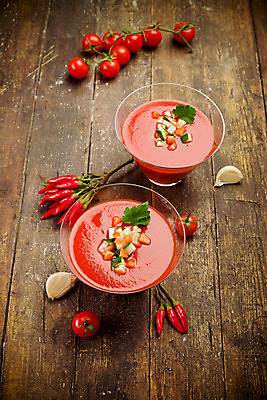 포토 JPG 해외이미지 접시 다이어트 토마토 채소 부분 방울토마토 유리 탁자 파슬리 건강 사람없음 목재 빛 식사 주스 당근 뜨거움 수프 혼합 라틴아메리카 크림 유기농 후추 토마토소스 점심식사 섞기 주키니 채식주의자 해외202004 해외포토 나무 식기 웰빙 음료 가구 재료 재질 뿌리채소 아메리카 소스_음식 향신료 채식 파일형식 이미지허브