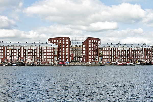 포토 JPG 해외이미지 건축양식 교통시설 미래 사람없음 야외 건물 물 보트 네덜란드 운하 암스테르담 해외202004 해외포토 자연요소 건축물 건축 유럽 교통 컨셉 배_교통 시설 파일형식 이미지허브