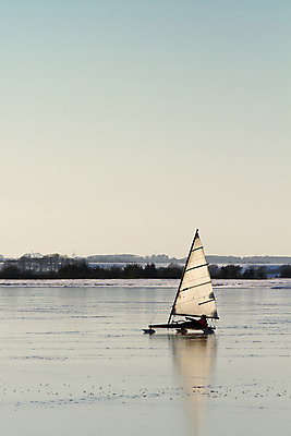 포토 JPG 해외이미지 라이프스타일 스포츠 포즈 겨울 하늘 바람 항해 덴마크 사람 풍경 사람없음 야외 파란색 햇빛 태양 냉동 얼음 경쟁 추위 스케이트 흰색 수상스포츠 미끄러짐 속도 서리 해외202004 해외포토 자연요소 계절 스포츠용품 컬러 컨셉 배_교통 모션 날씨 북유럽 생활 파일형식 이미지허브
