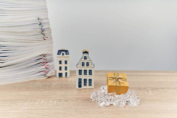 포토 JPG 해외이미지 직업 행복 종이 백그라운드 컨셉 크리스마스 비즈니스 새로움 주택 선물 사람없음 목재 금융 파란색 상자 사무실 갈색 세일 쌓기 우주 얼음 추위 정보 흰색 업무 황금 연도 책상 보고서 문서 영수증 시트 흙더미 경영 과부하 보관소 세금 혼란 해외202004 해외포토 자연요소 나무 기념일 감정 컬러 가구 재료 모션 건물 경제 흙 작업 저장 파일형식 더미 이미지허브