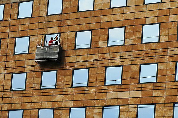 포토 JPG 해외이미지 직업 1 손 남자 밧줄 비즈니스 창문 노동자 사람 성인 사람없음 야외 건물 물 파란색 빛 업무 작업 중앙 떨어짐 씻기 빨래 위험 청소 서비스 청소부 조작 효율 해외202004 해외포토 자연요소 건축물 줄 컬러 컨셉 가사 신체부위 청결 파일형식 이미지허브