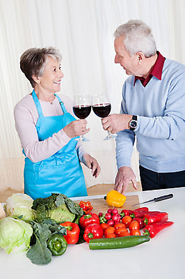 포토 JPG 해외이미지 라이프스타일 커플 여자 남자 행복 음식 채소 유리 남편 주택 함께함 건강 사랑 요리 미소 사람 성인 두명 주방 와인 식사 저녁식사 앞치마 샐러드 마시기 축하 신선 아내 도움 사발 칼 은퇴 준비 양배추 축배 점심식사 옛날 채식주의자 해외202004 해외포토 감정 컨셉 관계 모션 재질 주류 표정 건물 생활 사기그릇 채식 파일형식 이미지허브