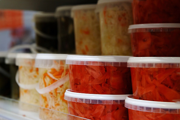 포토 JPG 해외이미지 전통 잡화 계절 음식 겨울 다이어트 채소 재료 유리 오이 선반 건강 마늘 요리 사람없음 목재 상점 주방 당근 가을 항아리 맛 보호 상품 균형 찬장 유기농 피클 발효 수납 후추 통조림 절임 정물화 줄서기 지하실 채식주의자 핸드메이드 해외202004 해외포토 나무 웰빙 가구 컨셉 모션 재질 뿌리채소 도자기 향신료 그림 채식 파일형식 이미지허브