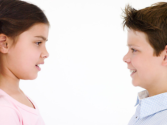 포토 JPG 해외이미지 스튜디오촬영 백인 여자 남자 행복 감정 어린이 건강 대화 서기 미소 소년 두명 가로 청춘 마주보기 자르기 흰배경 형제 언니 남동생 채팅 카피스페이스 해외202004 해외포토 서양인 백그라운드 컨셉 가족 모션 실내 표정 말하기 사람 공백 흰색 자매 동생 파일형식 이미지허브