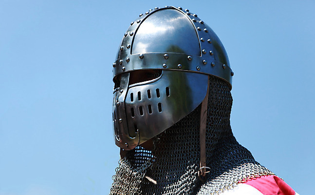 포토 JPG 해외이미지 캐릭터 하늘 사람없음 파란색 빛 반사 머리 금속 중세 역사 보호 헬멧 충돌 싸움 전쟁 전사 갑옷 석공 철강 해외202004 해외포토 컬러 컨셉 모션 재질 신체부위 보호장비 파일형식 이미지허브