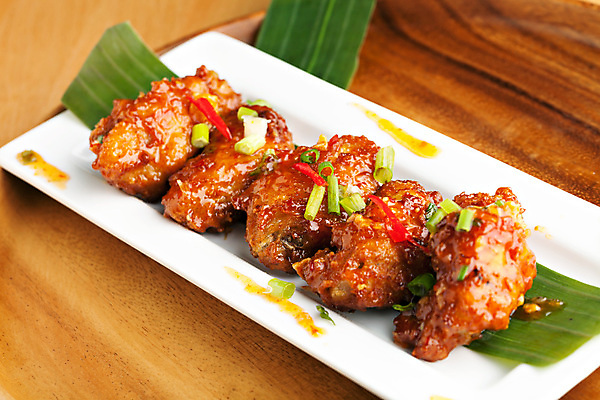 포토 JPG 해외이미지 실내 사람없음 양념치킨 일렬 닭날개 태국음식 나무배경 해외202004 해외포토 백그라운드 내부 치킨 닭고기 동양음식 파일형식 이미지허브