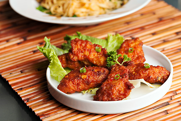 포토 JPG 해외이미지 실내 사람없음 양념치킨 닭날개 해외202004 해외포토 내부 치킨 닭고기 파일형식 이미지허브