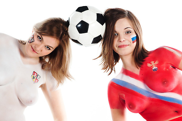 포토 JPG 해외이미지 2 공 부츠 두명 빨간색 청춘 축구 흰색 러시아 체코 폴란드 바디페인팅 우크라이나 해외202004 해외포토 유럽 컬러 신발 컨셉 사람 구기 파일형식 이미지허브