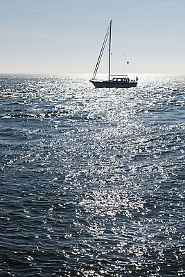 포토 JPG 해외이미지 실루엣 유럽 파도 바다 불꽃 항해 사람없음 물 빛 반짝임 햇빛 태양 깃발 보트 네덜란드 함선 윤곽 북쪽 돛대 수평선 해외202004 해외포토 자연요소 나라 배_교통 모션 불 촬영기법 방향 파일형식 이미지허브