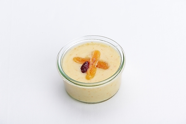 포토 JPG 해외이미지 실내 사람없음 한개 흰배경 푸딩 건과일 해외202004 해외포토 1 백그라운드 과일 디저트 건조 내부 흰색 파일형식 이미지허브