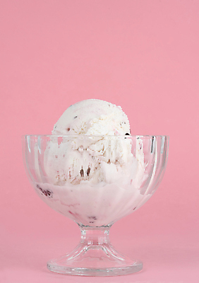 포토 JPG 해외이미지 분홍색 공 유리 아이스크림 디저트 사람없음 냉동 흰색 체리 사발 해외202004 해외포토 음식 컬러 과일 재질 사기그릇 파일형식 이미지허브