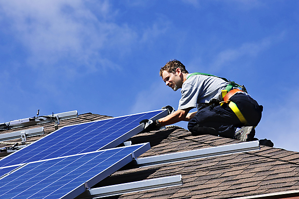 포토 JPG 해외이미지 남자 행복 지붕 노동자 주택 세포 한명 미소 사람 초록색 파란색 태양 힘 재활용 발전기 에너지 작업 판넬 그린에너지 옥상 배열 태양에너지 세대 패널 설치 해외202004 해외포토 자연요소 직업 1 감정 컬러 표정 건물 발전소 친환경 파일형식 이미지허브