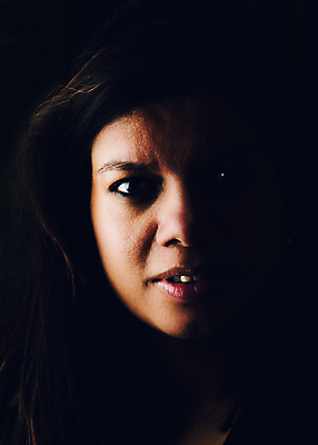 포토 JPG 해외이미지 1 응시 여자 얼굴 백그라운드 그림자 한명 사람 동양인 인종 성인 30대 머리 카메라 검은색 어둠 수수께끼 신비 피부 입술 질감 깊이 숨기 심각 해외202004 해외포토 시선 컬러 컨셉 모션 신체부위 장년 전자제품 파일형식 이미지허브