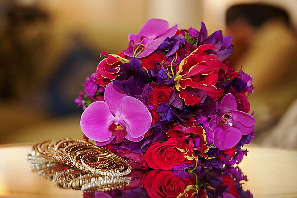 포토 JPG 해외이미지 식물 꽃 분홍색 꽃다발 결혼 팔찌 탁자 사람없음 빨간색 장미 보라색 거울 난초 다발 해외202004 해외포토 컬러 가구 장신구 이벤트 파일형식 이미지허브