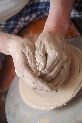 포토 JPG 해외이미지 손 손가락 기술 창조 미술 사람없음 컵 꽃병 젖음 터치 엄지손가락 조끼 업무 바퀴 항아리 도자기 원형 작업실 사발 던지기 성형수술 제조 냄비 집중 서식 함선 만들기 점토 진흙 장인 조형 주인 수공예 곰팡이 도예가 두더지 압력 핸드메이드 해외202004 해외포토 도형 직업 식기 꽃 컨셉 배_교통 모션 문화예술 신체부위 외투 작업 사기그릇 수술 솥 공예 파일형식 이미지허브