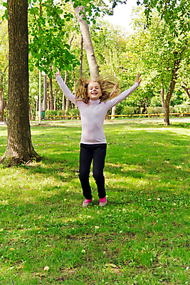 포토 JPG 해외이미지 백인 라이프스타일 여학생 여자 유럽 어린이 스포츠 포즈 놀이 휴식 한명 미소 야외 여름 달리기 운동 점프 흰색 춤 9 8 6 7 해외202004 해외포토 서양인 1 학생 계절 나라 컬러 컨셉 모션 문화예술 표정 건강 사람 생활 숫자 파일형식 이미지허브
