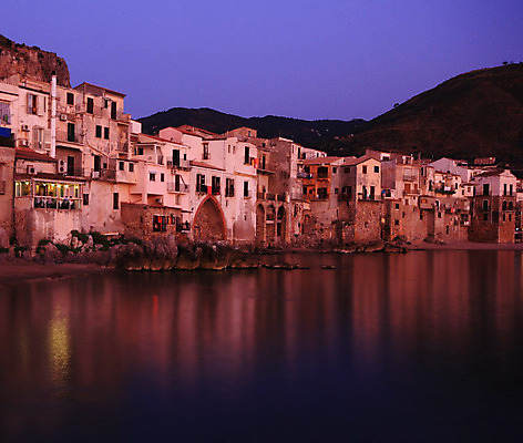 포토 JPG 해외이미지 유럽 바다 여행 건축양식 자연 하늘 휴가 주택 풍경 사람없음 건물 물 여름 태양 일출 맑음 황혼 일몰 이탈리아 만 지중해 타운 옛날 해외202004 해외포토 자연요소 건축물 계절 건축 나라 날씨 노을 도시 생태계 파일형식 이미지허브