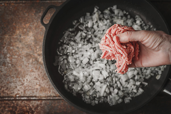 포토 JPG 해외이미지 손 음식 조각 백그라운드 채소 재료 양파 육류 요리 사람없음 가로 빨간색 갈색 금속 주방 검은색 튀김 흰색 신선 양념 냄비 소프트포커스 자르기 부식 준비 유기농 날것 다진 블러 해외202004 해외포토 웰빙 컬러 식재료 모션 재질 촬영기법 신체부위 솥 파일형식 이미지허브