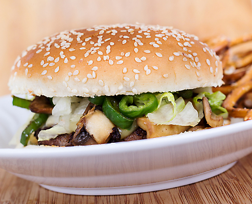 포토 JPG 해외이미지 접시 패스트푸드 실내 근접촬영 사람없음 햄버거 인스턴트 정크푸드 나무배경 해외202004 해외포토 식기 음식 뷰포인트 백그라운드 내부 파일형식 이미지허브