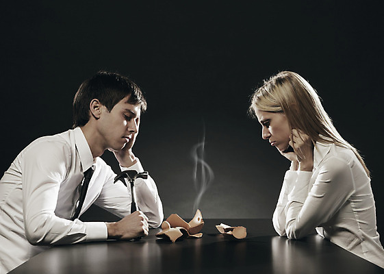 포토 JPG 해외이미지 백인 커플 컨셉 결혼식 검은배경 남편 함께함 두명 가로 금융 경제 금발 슬픔 아내 절약 망치 위험 가난 고민 가정경제 곤란 성인남자만 성인여자만 카피스페이스 해외202004 해외포토 서양인 헤어스타일 감정 결혼 백그라운드 가정 관계 사람 검은색 공백 공구 남자만 여자만 성인만 파일형식 이미지허브