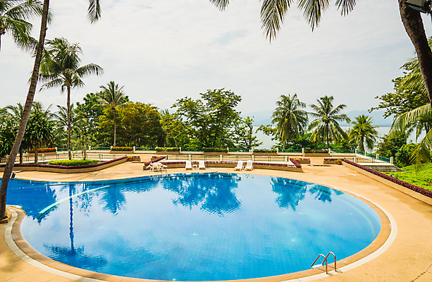 포토 JPG 해외이미지 나무 바다 여행 백그라운드 자연 하늘 휴가 휴식 손바닥 사람없음 야외 물 파란색 햇빛 반사 정원 수영 고급 빌라 휴양지 해외202004 해외포토 자연요소 식물 손 컬러 컨셉 주택 태양 장소 수상스포츠 생태계 파일형식 이미지허브