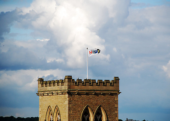 포토 JPG 해외이미지 구름 감정 기독교 종교 컨셉 건축양식 하늘 바람 벽돌 잉글랜드 사람없음 성당 교회 믿음 탑 희망 꿈 기도 깃발 예수 사인 깃대 옛날 해외202004 해외포토 자연요소 건축물 건축 종교건축 날씨 영국 건물 신_종교 파일형식 이미지허브