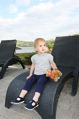 포토 JPG 해외이미지 백인 라이프스타일 딸 어린이 자연 휴가 한명 아기 휴양지 해외202004 해외포토 서양인 1 가족 사람 생활 장소 생태계 파일형식 이미지허브