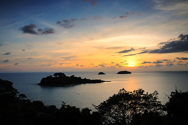 포토 JPG 해외이미지 나무 식물 구름 실루엣 바다 섬 여행 자연 하늘 휴가 그림자 풍경 사람없음 야외 물 여름 파란색 햇빛 태양 일출 침묵 황혼 일몰 새벽 만 땅 언덕 장면 수평선 해외202004 해외포토 자연요소 계절 컬러 촬영기법 노을 소리 생태계 파일형식 이미지허브