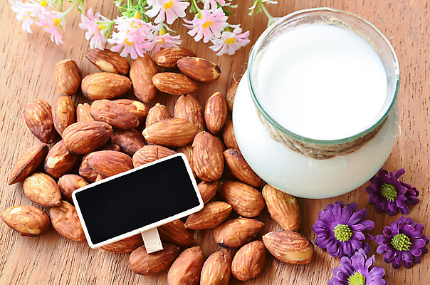 포토 JPG 해외이미지 꽃 음료 음식 백그라운드 다이어트 재료 텍스트 유리 탁자 아침 건강 사람없음 목재 컵 여름 빛 갈색 꼬리표 검은색 공백 우유 견과류 흰색 신선 메시지 아침식사 상품 유기농 자루 아몬드 내추럴 단백질 대두 뷔페 채식주의자 비건 해외202004 해외포토 주간 나무 식물 식기 웰빙 계절 컬러 가구 재질 유제품 라벨 식사 채식 영양소 파일형식 이미지허브