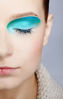 포토 JPG 해외이미지 백인 모델 라이프스타일 응시 여자 유럽 얼굴 한명 사람 초록색 파란색 유행 화장품 회색 흰색 화려 닫기 눈썹 속눈썹 피부 피부관리 아이섀도 해외202004 해외포토 서양인 1 시선 나라 컬러 컨셉 모션 생활 신체부위 뷰티 파일형식 이미지허브