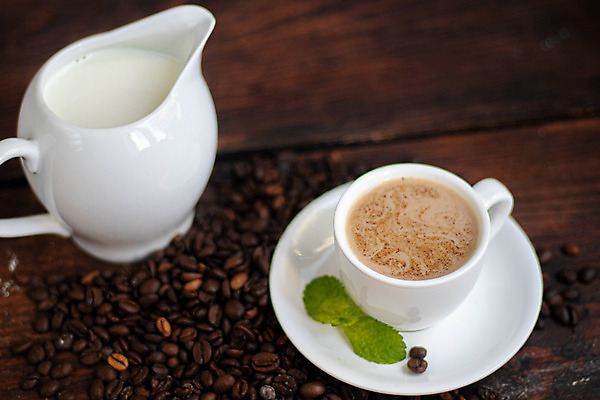 포토 JPG 해외이미지 커피 음료 음식 탁자 아침 콩 사람없음 컵 갈색 숟가락 검은색 카페 우유 머그컵 흰색 뜨거움 아침식사 굽기 컵받침 아로마 카푸치노 에스프레소 카페인 해외202004 해외포토 주간 식기 컬러 가구 유제품 곡류 수저 상점 식사 구이 받침대 파일형식 이미지허브