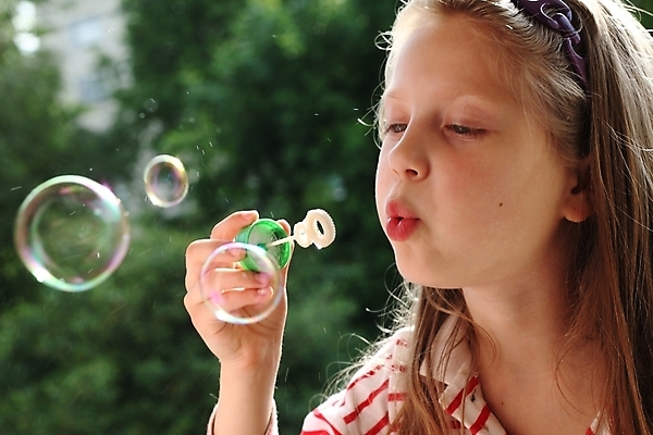 포토 JPG 해외이미지 백인 여자 행복 어린이 장난 지팡이 바람 한명 사람 봄 거품 기쁨 불기 만들기 천진난만 해외202004 해외포토 자연요소 서양인 1 계절 감정 컨셉 모션 날씨 파일형식 이미지허브