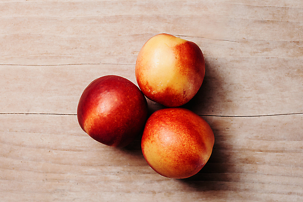 포토 JPG 해외이미지 음식 백그라운드 잎 패턴 탁자 디저트 건강 사람없음 목재 빨간색 초록색 노란색 쌓기 우주 침묵 흰색 시골 그룹 달콤 먹기 질감 날것 복숭아 살구 숙성 천도복숭아 해외202004 해외포토 나무 식물 컬러 가구 무늬 과일 재료 모션 소리 맛 파일형식 이미지허브