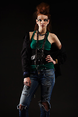 포토 JPG 해외이미지 백인 모델 라이프스타일 헤어스타일 여자 감정 유럽 문화 얼굴 한명 사람 빨간색 초록색 유행 흰색 청바지 표현 도시 화려 생강 주근깨 빨간머리 펑크 스타일 해외202004 해외포토 서양인 1 나라 컬러 컨셉 채소 바지 생활 신체부위 점 파일형식 이미지허브