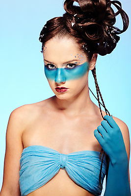 포토 JPG 해외이미지 백인 모델 헤어스타일 응시 여자 유럽 얼굴 한명 사람 파란색 유행 페인트 화장품 흰색 정상 어깨 바디페인팅 해외202004 해외포토 서양인 1 시선 나라 컬러 신체부위 뷰티 파일형식 이미지허브