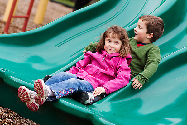 포토 JPG 해외이미지 백인 계절 공원 여자 남자 행복 어린이 가족 놀이 소년 야외 두명 추위 게임 미끄럼틀 놀이터 언니 남동생 해외202004 해외포토 서양인 공공시설 감정 관계 사람 놀이기구 자매 동생 파일형식 이미지허브