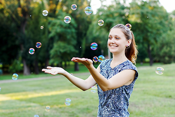 포토 JPG 해외이미지 공원 여자 행복 실루엣 백그라운드 패턴 공 손가락 자연 지팡이 추상 창조 한명 사람 야외 공중 초록색 물 빛 반사 우주 거품 바 원형 투명 액체 씻기 불기 비누 내추럴 멀티 여의주 위생관리 현상 해외202004 해외포토 자연요소 도형 1 손 공공시설 감정 컬러 무늬 모션 촬영기법 관리 위생용품 청결 생태계 파일형식 이미지허브