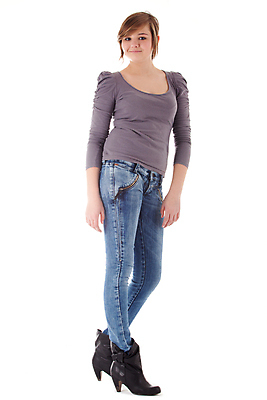 포토 JPG 해외이미지 백인 여자 행복 여유 얼굴 백그라운드 갈색머리 한명 사람 10대 가로 흰색 신선 자르기 슛 내추럴 해외202004 해외포토 서양인 1 헤어스타일 감정 컬러 모션 청소년 신체부위 파일형식 이미지허브