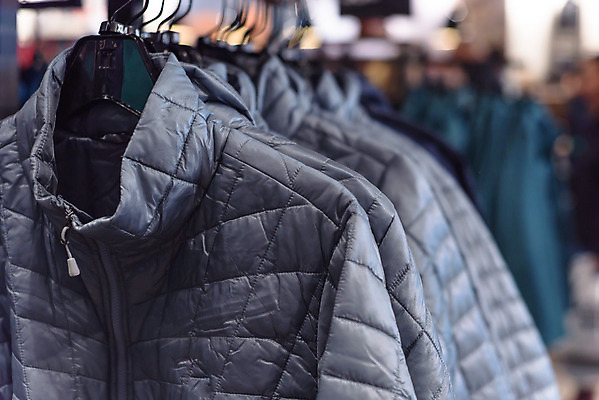 포토 JPG 해외이미지 옷 여자 남자 백그라운드 겨울 패턴 표면 따뜻함 매달리기 경비 사람없음 쇼핑 유행 상점 재킷 코트 가을 직물 주머니 옷걸이 수집 날씬함 깃털 질감 거위 지퍼 소매 방수 신발장 줄서기 스타일 해외202004 해외포토 계절 무늬 모션 조류 안전 사람 외투 보호 몸매 파일형식 이미지허브