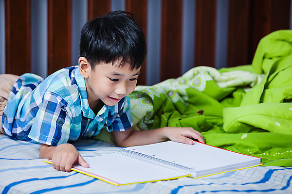 포토 JPG 해외이미지 라이프스타일 교육 행복 어린이 휴식 주택 실내 한명 미소 사람 동양인 소년 취미 책 가로 스터디 청춘 기쁨 침실 침대 표현 읽기 거짓말 해외202004 해외포토 1 남자 감정 가구 컨셉 모션 표정 인종 내부 건물 생활 학습 파일형식 이미지허브